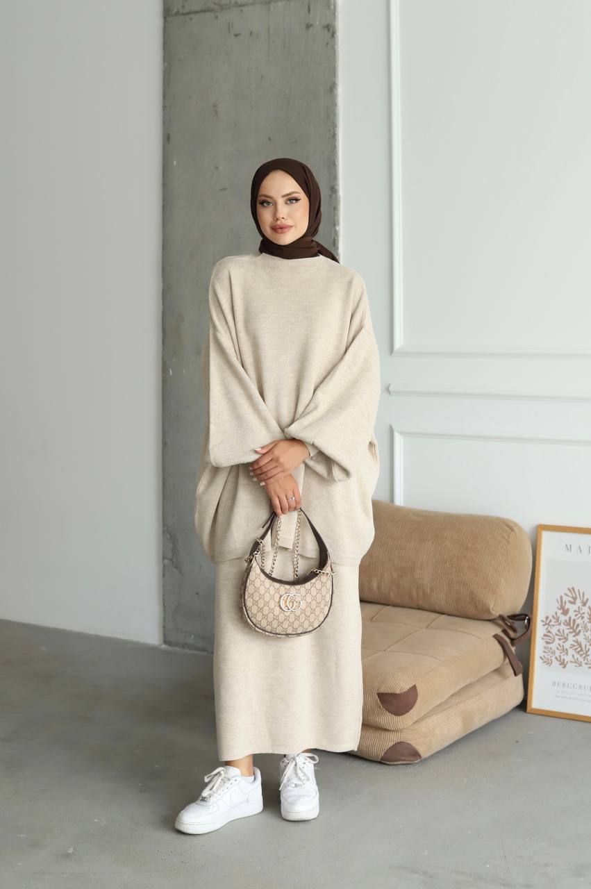 طقم محتشم أنيق من قطعتين – تريكو مع تنورة طويلة